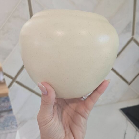 Vintage Handcrafted White Ceramic Haegar Vase Round Shape Minimalist Design Déco - Picture 3 of 6